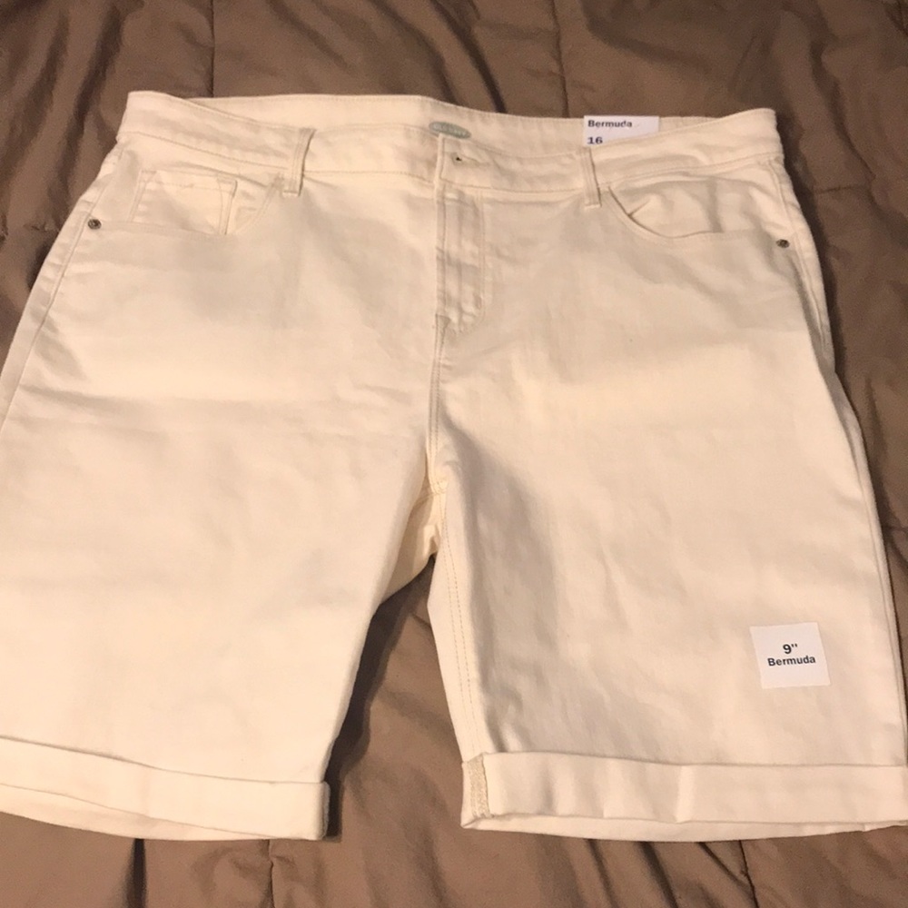 Cream Bermuda shorts NWT